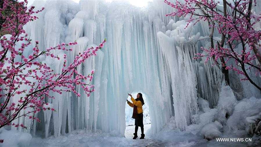 CHINA-HEBEI-SHIJIAZHUANG-FROZEN WATERFALL (CN)