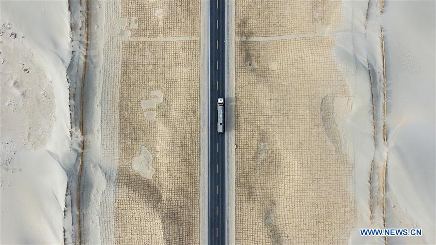 CHINA-XINJIANG-TAKLIMAKAN DESERT-HIGHWAY (CN)