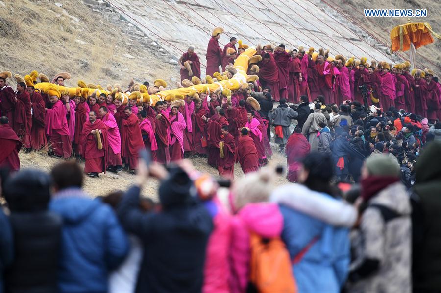 CHINA-GANSU-LABRANG MONASTERY-SUNNING OF THE BUDDHA CEREMONY (CN)