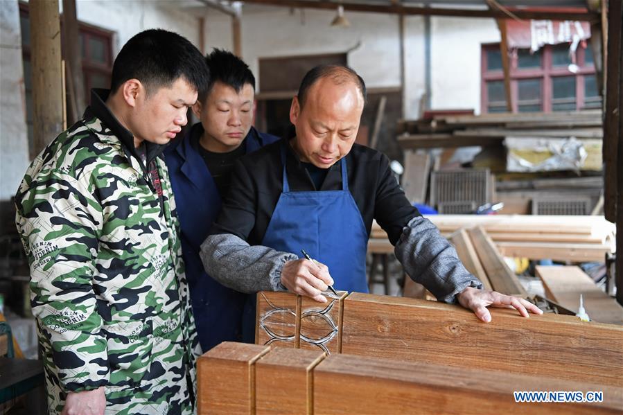 (MASTEROFCRAFTS)CHINA-JIANGXI-THREE CARVINGS IN WUYUAN-INHERITOR (CN)