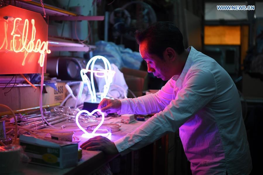 CHINA-HONG KONG-NEON LIGHT MAKER (CN)