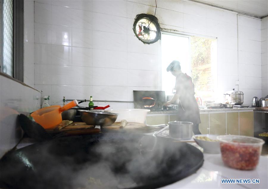 CHINA-JIANGXI-RUIJIN-FEMALE CHEF-POVERTY ALLEVIATION (CN)