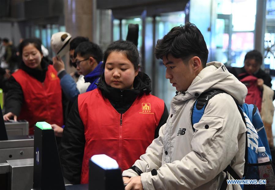 CHINA-SPRING FESTIVAL-TRAVEL RUSH-SERVICE STAFF (CN)