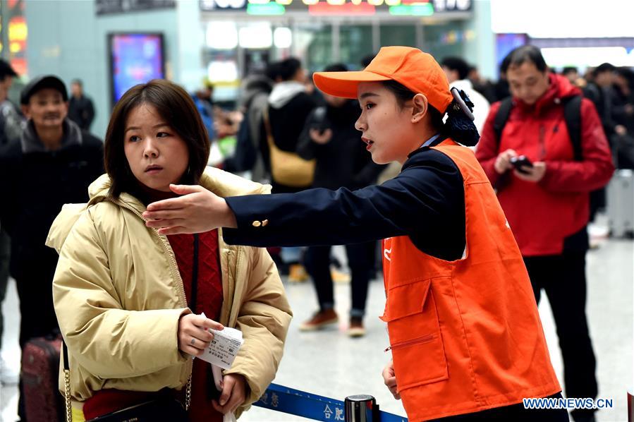 CHINA-SPRING FESTIVAL-TRAVEL RUSH-SERVICE STAFF (CN)