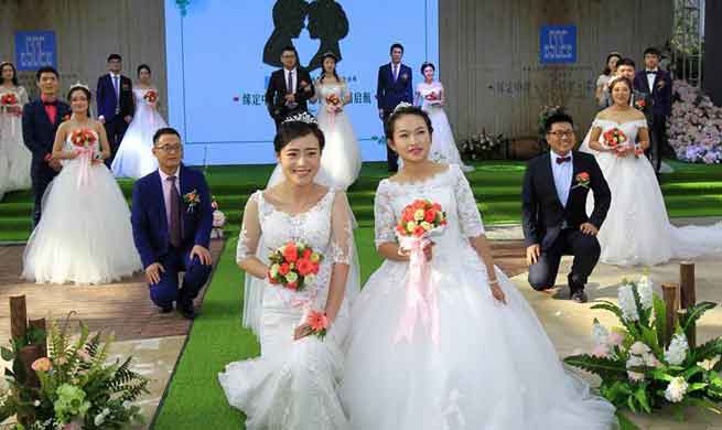 Newly-weds hold group wedding in NW China