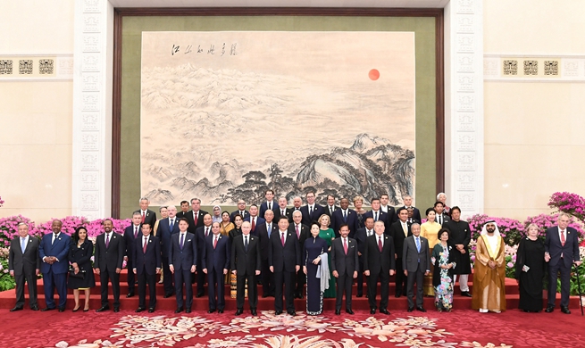 Xi hosts banquet for guests attending Belt and Road forum