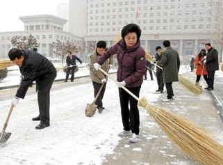 今年流行“領導掃大街”？