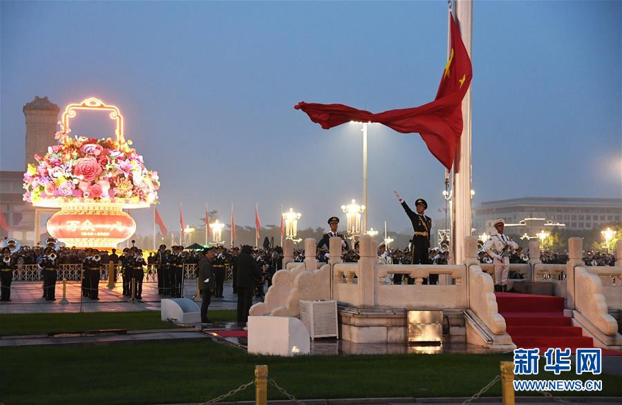 （在習(xí)近平強軍思想指引下·我們在戰(zhàn)位報告·圖文互動）（3）護衛(wèi)國旗　重于生命——中國人民解放軍儀仗大隊國旗護衛(wèi)隊執(zhí)行國旗升降任務(wù)記事