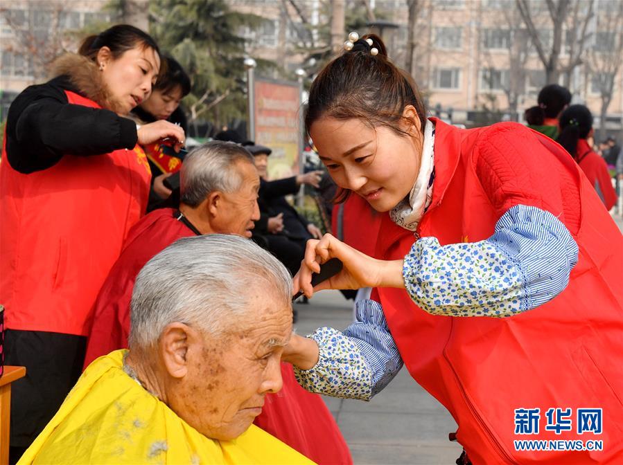 #（社會(huì)）（4）雷鋒在身邊 志愿我先行