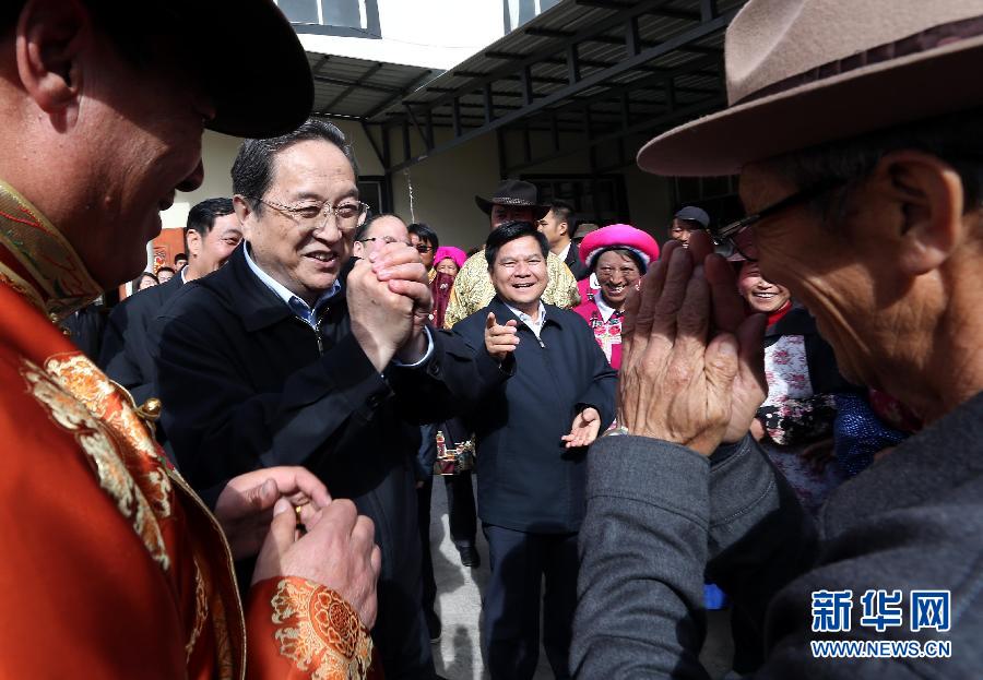 這是5月16日，俞正聲在香格里拉縣建塘鎮(zhèn)金龍社區(qū)與居民們親切交談。 新華社記者 劉衛(wèi)兵 攝