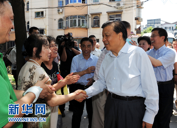 這是7月22日，劉云山在上海市普陀區(qū)桃浦鎮(zhèn)蓮花公寓居委會調(diào)研時同社區(qū)居民親切握手。新華社記者 饒愛民 攝