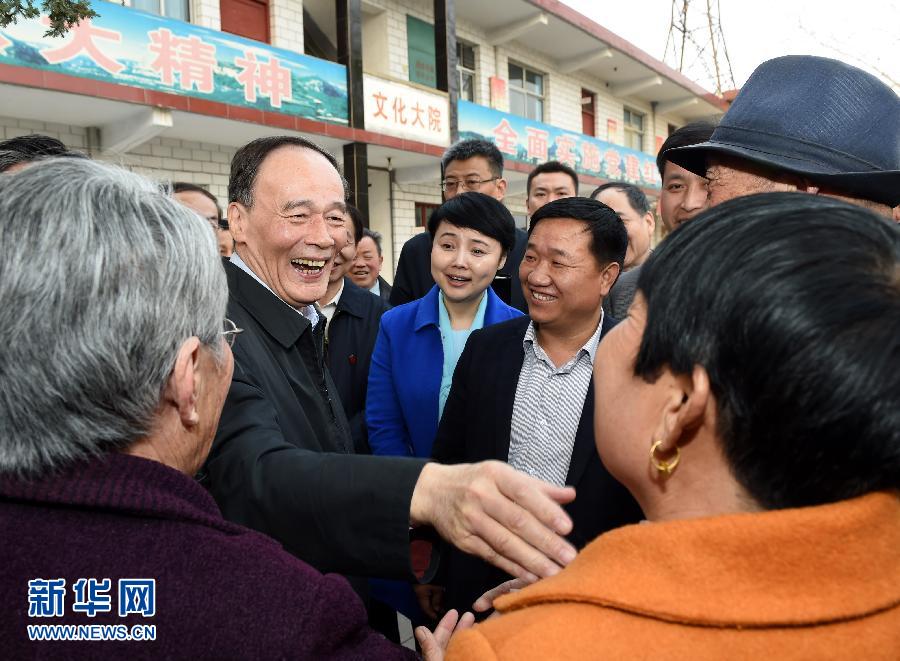 3月27日至28日，中共中央政治局常委、中央紀(jì)委書記王岐山到河南省調(diào)研，并主持召開座談會(huì)。這是3月27日王岐山在河南林州姚村鎮(zhèn)馮家口村同村民親切交談。 新華社記者 饒愛民 攝