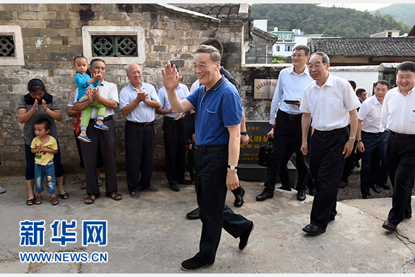 9月24日至26日，中共中央政治局常委、中央紀(jì)委書(shū)記王岐山在福建調(diào)研。這是9月24日，王岐山在連城縣紅四軍革命舊址參觀時(shí)，向附近的村民揮手致意。新華社記者張鐸攝