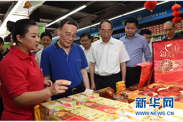 9月24日至26日，中共中央政治局常委、中央紀(jì)委書(shū)記王岐山在福建調(diào)研。這是9月24日，王岐山來(lái)到上杭縣古田鎮(zhèn)米蘭春天超市，調(diào)研“兩節(jié)”期間八項(xiàng)規(guī)定精神落實(shí)情況。新華社記者張鐸攝