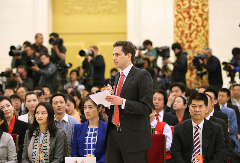 3月15日，國務(wù)院總理李克強在北京人民大會堂與中外記者見面，并回答記者提問。這是一位記者在提問。 新華社記者 劉衛(wèi)兵攝