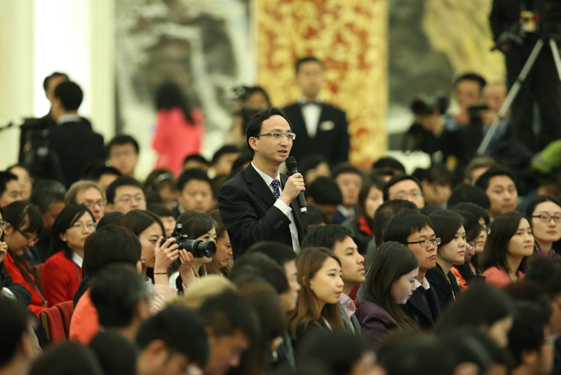 3月15日，國務(wù)院總理李克強在北京人民大會堂與中外記者見面，并回答記者提問。這是一位記者在提問。 新華社記者 龐興雷 攝