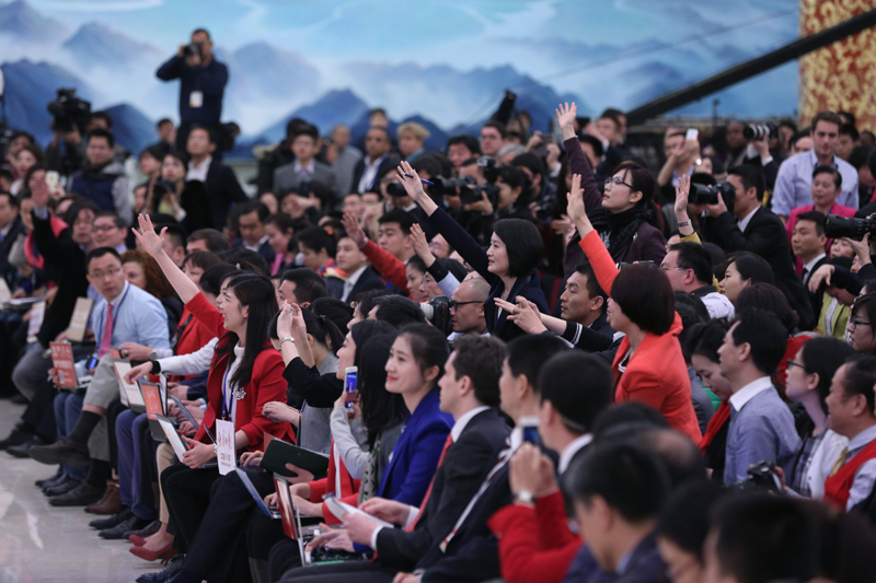 3月15日，國務(wù)院總理李克強在北京人民大會堂與中外記者見面，并回答記者提問。這是記者舉手爭取提問機會。 新華社記者 才揚 攝