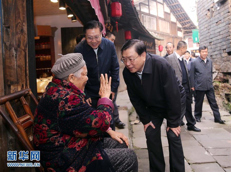 這是11月21日，張德江在宜賓李莊鎮(zhèn)同濟(jì)社區(qū)與居民親切交談。 新華社記者 劉衛(wèi)兵 攝 