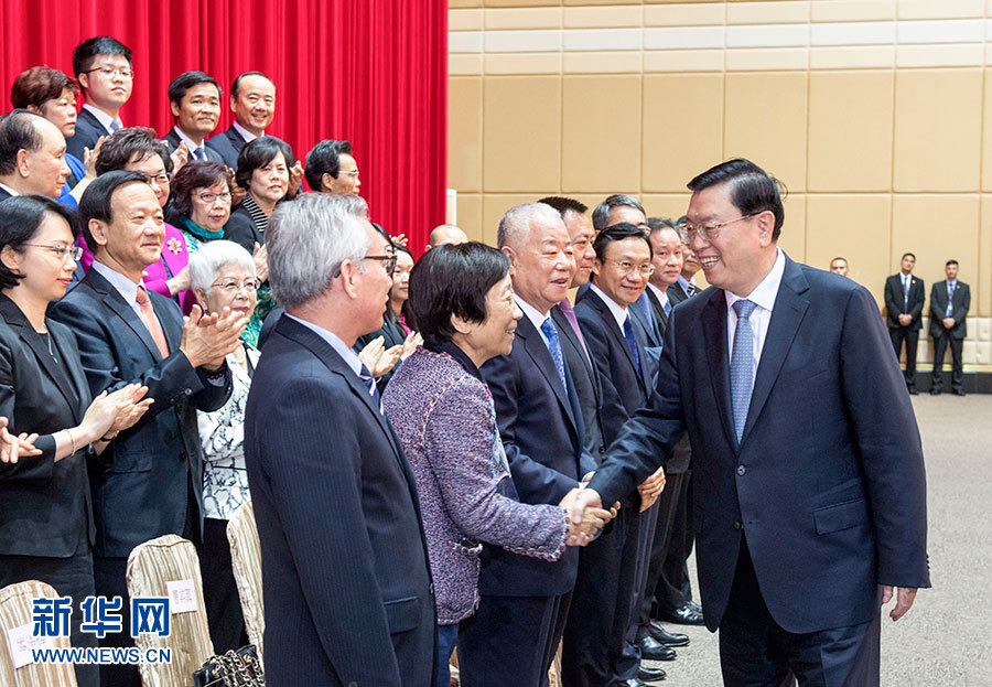 5月8日至10日，中共中央政治局常委、全國(guó)人大常委會(huì)委員長(zhǎng)張德江視察澳門特別行政區(qū)。這是5月9日，張德江與澳門社會(huì)各界人士代表座談。新華社記者 李學(xué)仁 攝