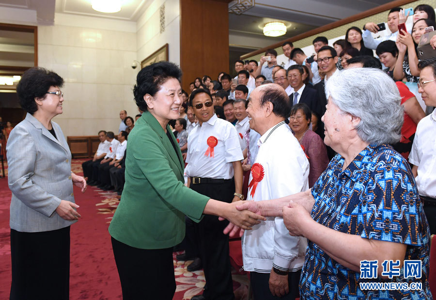 6月16日，中共中央政治局委員、國(guó)務(wù)院副總理劉延?xùn)|在北京看望出席中國(guó)人口福利基金會(huì)成立30周年座談會(huì)的歷屆“中華人口獎(jiǎng)”獲獎(jiǎng)?wù)叽?。新華社記者 饒愛民 攝