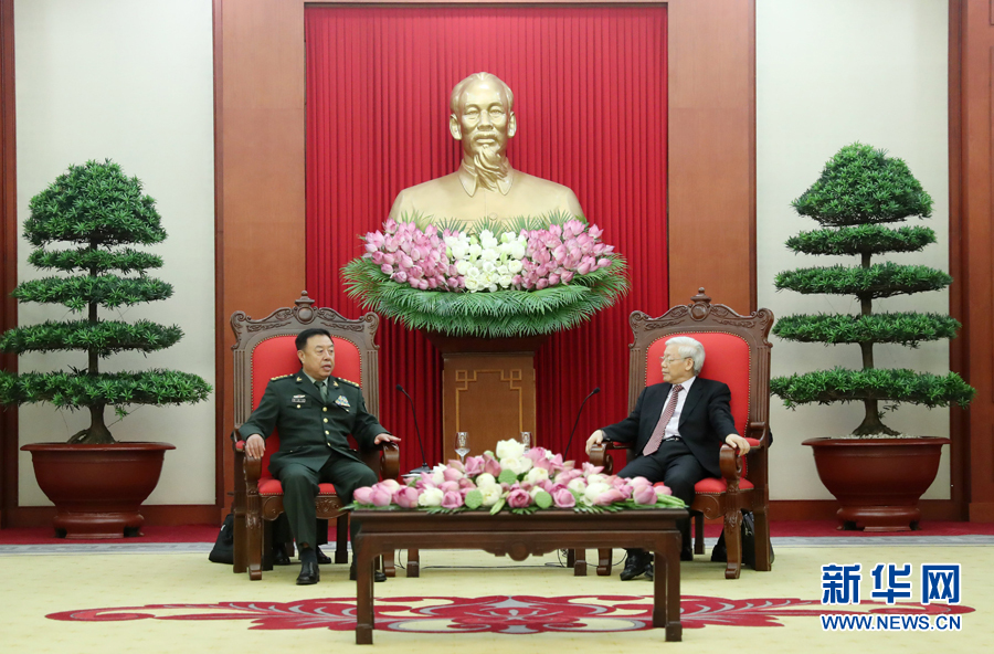 6月18日，在越南首都河內(nèi)，正在越南訪問的中央軍委副主席范長龍（左）會(huì)見越共中央總書記阮富仲。 新華社發(fā)（李曉偉攝） 