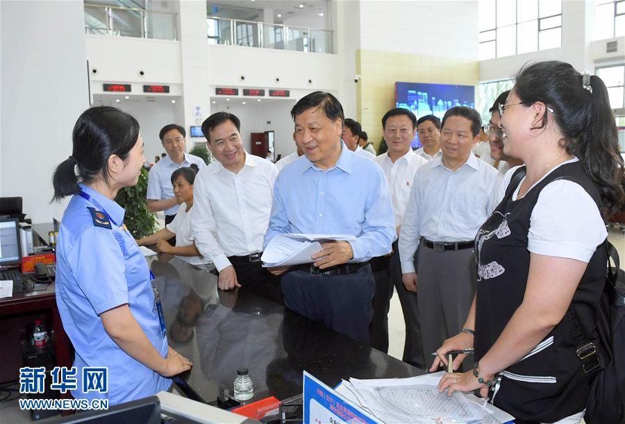 6月22日至24日，中共中央政治局常委、中央書記處書記劉云山在遼寧調(diào)研。這是6月22日，劉云山在中國（遼寧）自貿(mào)試驗(yàn)區(qū)營口片區(qū)與干部群眾深入交流。新華社記者 張鐸 攝