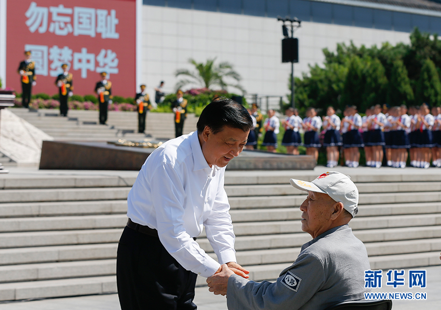 7月7日，紀(jì)念全民族抗戰(zhàn)爆發(fā)80周年儀式在中國人民抗日戰(zhàn)爭紀(jì)念館舉行。中共中央政治局常委、中央書記處書記劉云山出席儀式并講話。這是儀式開始前，劉云山與老八路代表握手。新華社記者崔新鈺攝