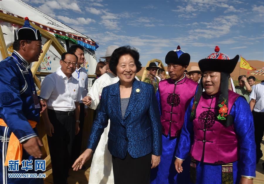 8月10日，中共中央政治局委員、中央統(tǒng)戰(zhàn)部部長、中央代表團副團長孫春蘭率中央代表團三分團繼續(xù)在內(nèi)蒙古自治區(qū)阿拉善盟看望慰問，把以習近平同志為核心的黨中央的親切關懷和全國各族人民的美好祝福帶給阿拉善各族各界干部群眾。這是孫春蘭在牧民張輝生（右二）家了解生產(chǎn)生活情況。新華社記者 任軍川 攝