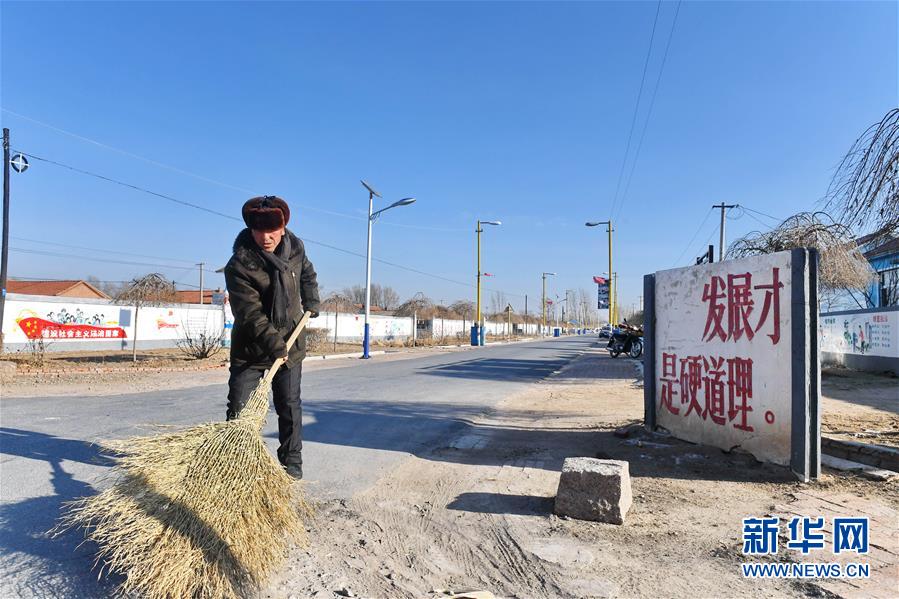 （新華全媒頭條·新時代新氣象新作為·圖文互動）（1）抬腳踏上水泥路，出門坐上公交車——我國竭力破除農(nóng)村交通“最后一公里”瓶頸