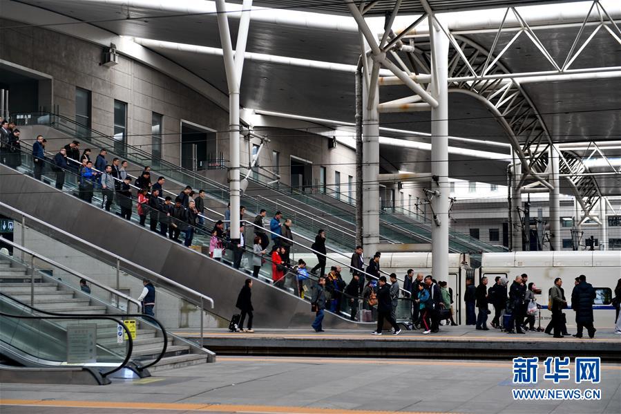 （經濟）（3）4月10日起全國鐵路實行新列車運行圖               