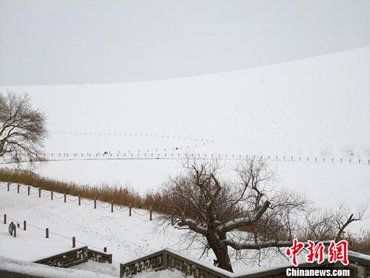 甘肅持續(xù)降雪遍現(xiàn)“冰雪盛宴”多地氣溫創(chuàng)50年新低