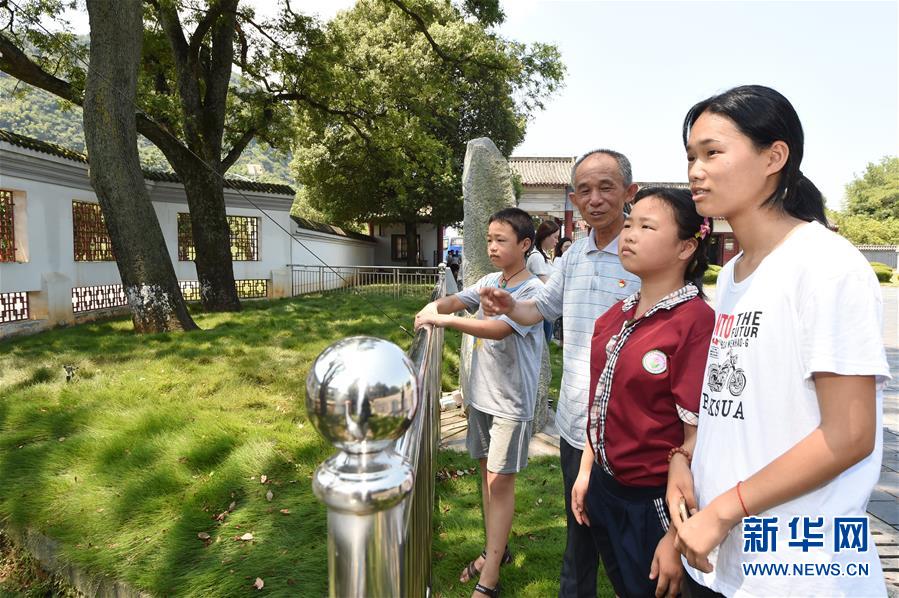 （壯麗70年·奮斗新時代——記者再走長征路·圖文互動）（3）“紅軍樹”下憶初心、守初心