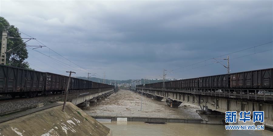 （防汛抗洪·圖文互動）（1）洪水襲擊寶成鐵路涪江大橋 超8100噸“重車壓梁”護(hù)橋