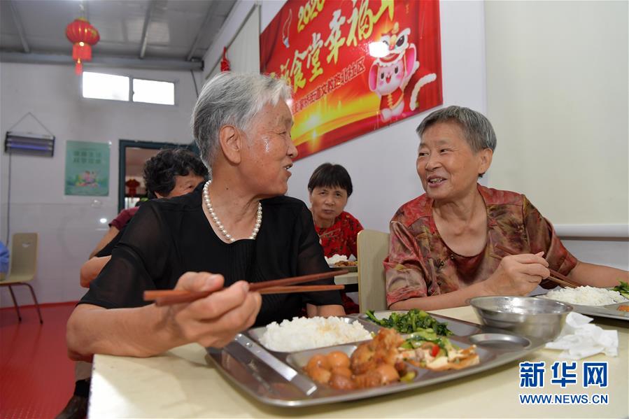 （新華全媒頭條·圖文互動）（11）歷史交匯點上的宏偉藍圖——《中共中央關于制定國民經濟和社會發(fā)展第十四個五年規(guī)劃和二〇三五年遠景目標的建議》誕生記