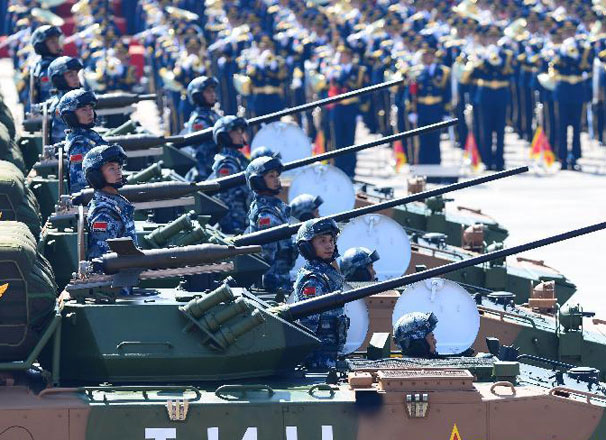 空降兵戰(zhàn)車方隊接受檢閱