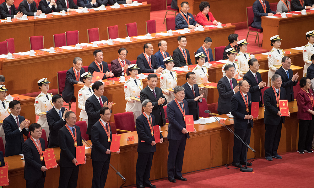 習近平等為獲得改革先鋒稱號人員代表頒獎