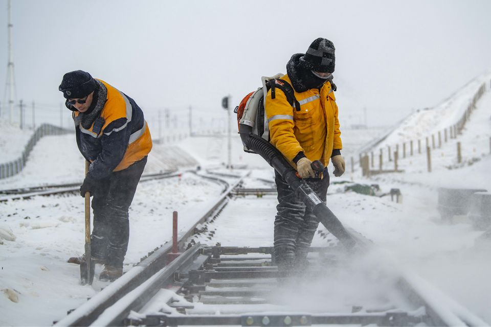 與風雪為伴，只為守護過往旅客平安