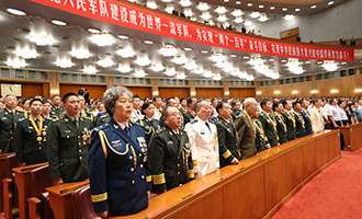 現(xiàn)場(chǎng)奏唱《中國(guó)人民解放軍軍歌》