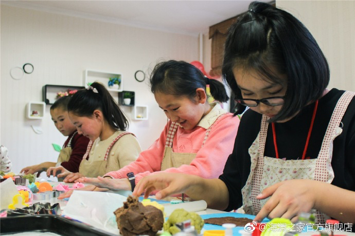 在北京，孩子們上了一節(jié)別開生面的廚藝課——手工DIY餅干。孩子們腦洞大開親自上手，從制作到出爐不僅留下了噴香的餅干，還留下了珍貴的回憶。親手做的餅干孩子們舍不得獨(dú)享，成為了回程路上最重要的“伴手禮”