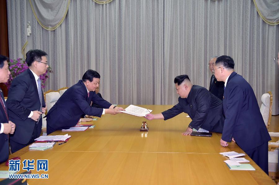 10月9日，中共中央政治局常委、中央書記處書記劉云山在平壤百花園迎賓館會見朝鮮勞動黨第一書記金正恩。這是劉云山向金正恩轉(zhuǎn)交習(xí)近平總書記的親署函。新華社記者 李濤 攝