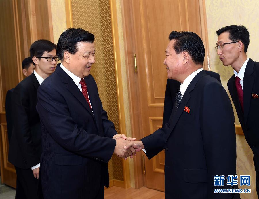 10月9日，在朝鮮進(jìn)行正式友好訪問的中共中央政治局常委、中央書記處書記劉云山與朝鮮勞動黨中央政治局委員、中央書記崔龍海舉行會談。新華社記者 饒愛民 攝