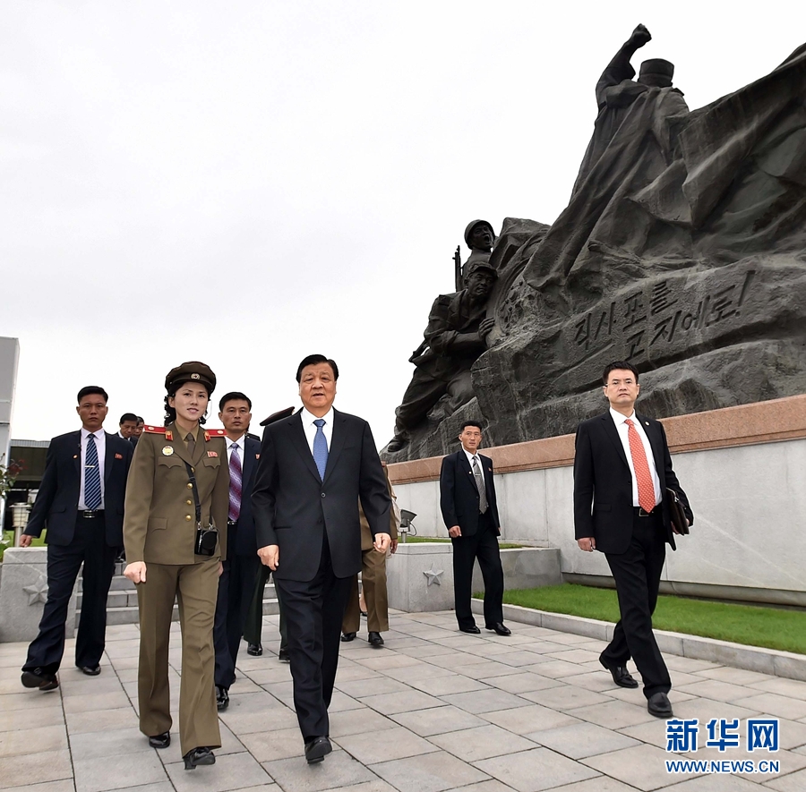 10月10日，正在朝鮮訪問的中共中央政治局常委、中央書記處書記劉云山在平壤參觀朝鮮祖國解放戰(zhàn)爭勝利紀(jì)念館。 新華社記者 李濤 攝