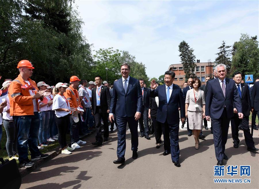 6月19日上午，國家主席習(xí)近平在貝爾格萊德參觀河鋼集團(tuán)塞爾維亞斯梅代雷沃鋼廠。習(xí)近平抵達(dá)時，塞爾維亞總統(tǒng)尼科利奇、總理武契奇在停車處熱情迎接。鋼廠工人和家屬、當(dāng)?shù)厥忻駭?shù)千人夾道歡迎。新華社記者 饒愛民 攝