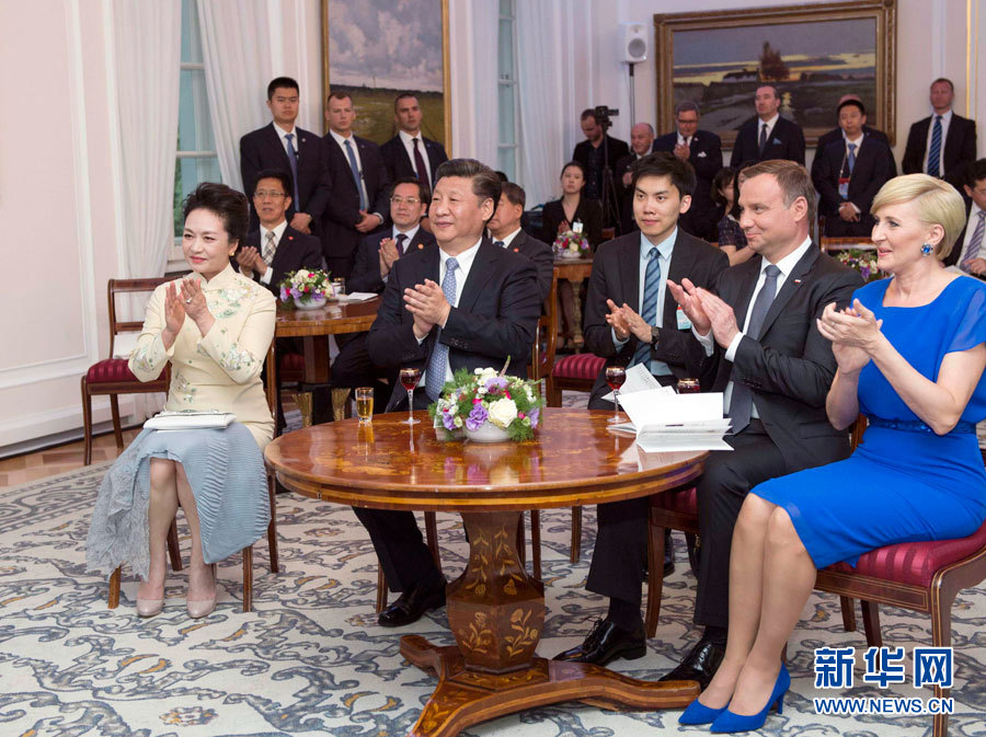 6月19日，國家主席習(xí)近平和夫人彭麗媛下午抵達(dá)波蘭首都華沙，當(dāng)晚即應(yīng)邀來到貝爾維德宮做客。這是習(xí)近平和彭麗媛同杜達(dá)夫婦共同欣賞波蘭馬佐夫舍民族歌舞團(tuán)的精彩演出。新華社記者 謝環(huán)馳 攝 