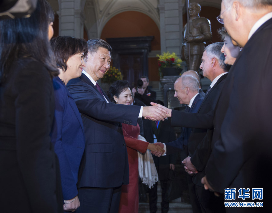 1月15日，國家主席習(xí)近平在伯爾尼出席瑞士聯(lián)邦委員會(huì)全體委員集體舉行的迎接儀式并致辭。 新華社記者 謝環(huán)馳 攝