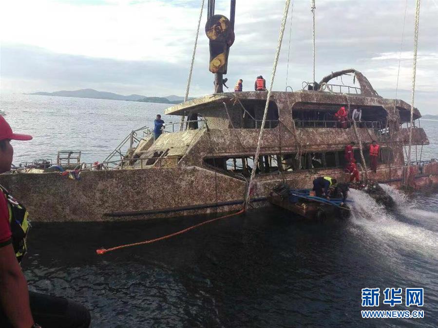 （國際）（1）泰國普吉傾覆沉沒的“鳳凰”號游船打撈出水