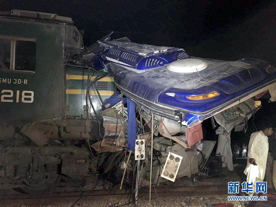 （國(guó)際）（3）巴基斯坦火車與巴士相撞事故死亡人數(shù)升至30人