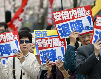 麻煩重重 安倍難逃“森友劫”？